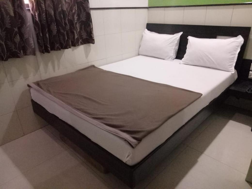 Hotel Sharda Mumbai  Buitenkant foto